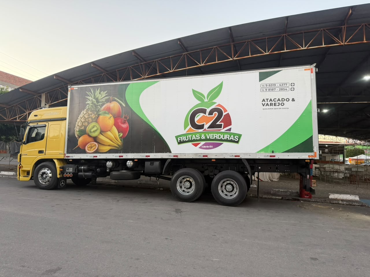 Caminhão baú da C2 Frutas & Verduras com envelopamento de frota colorido em adesivo de alta performance aplicado pela Focus em Valente-BA
