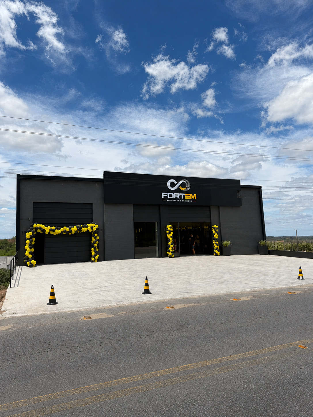 Fachada em ACM preto da Fortem Autopeças e Serviços com logomarca em destaque, executada pela Focus em Valente-BA