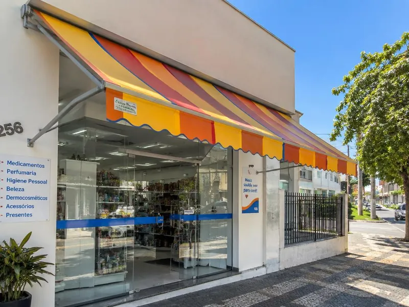Toldo em lona colorida instalado na fachada de loja comercial